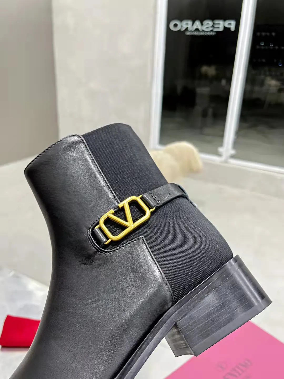 👟👟Ex-factory price 500👟👟 🆕Valentino. Valentino big v-buckle autumn and winter fashion women's boots: comfortable and versatile on the upper feet, showing long legs, fabric: imported first-layer cowhide ⚡The most popular V-buckle ⚡all genuine leather on the inner pads, non-slip and wear-resistant rubber outsole Size: 35−40 (customized size 41)